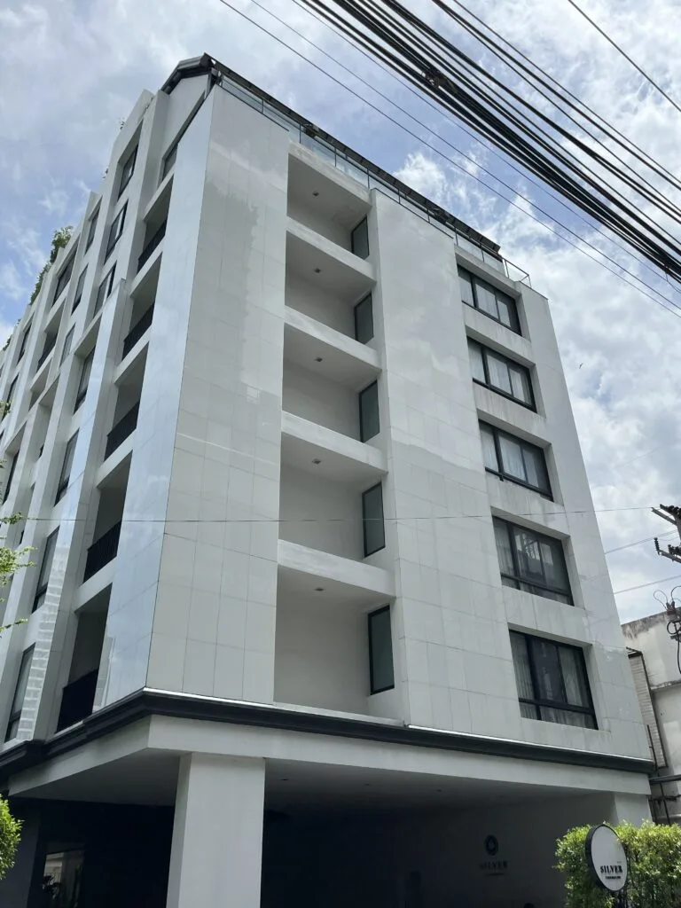 Silver Thonglor Apartment B-1
